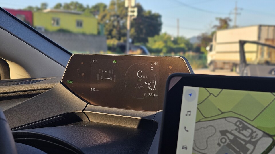 토요타 '프리우스 AWD XLE'의 계기판./ 곽호준 기자