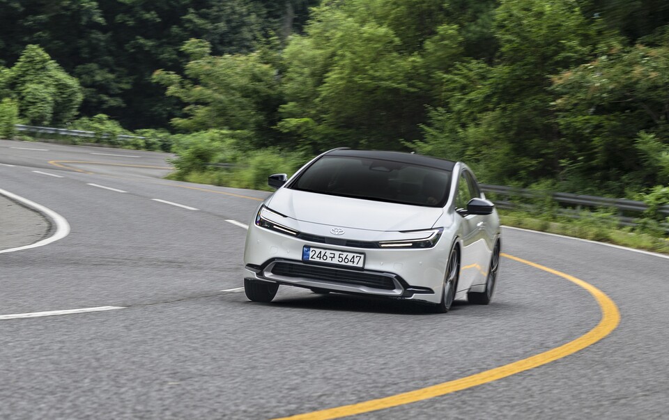 토요타 '프리우스 AWD XLE'의 주행 모습./ 토요타 코리아