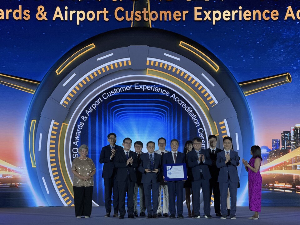 10일 중국 광저우 캔톤 페어 컨벤션 센터에서 열린 ‘공항경험 써밋에서 인천국제공항공사 이학재 사장이 수상 후 기념 촬영을 하고 있다. /사진=인천공항공사