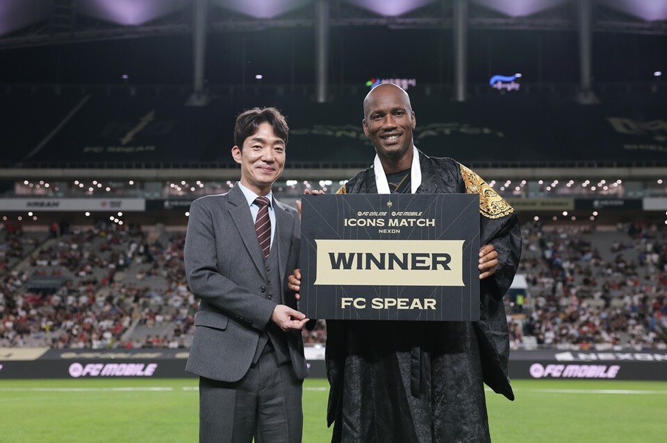 박정무 부사장(왼쪽)이 스피어팀 주장 드로그바와 기념 촬영하고 있다. /넥슨 제공