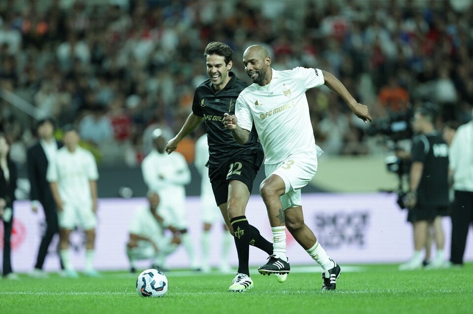 카카(왼쪽)와 마이콘이 공을 두고 경합하고 있다. /넥슨 제공