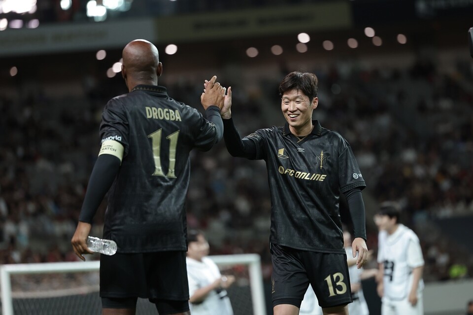 드로그바(왼쪽)와 박지성이 하이파이브하고 있다. /넥슨 제공