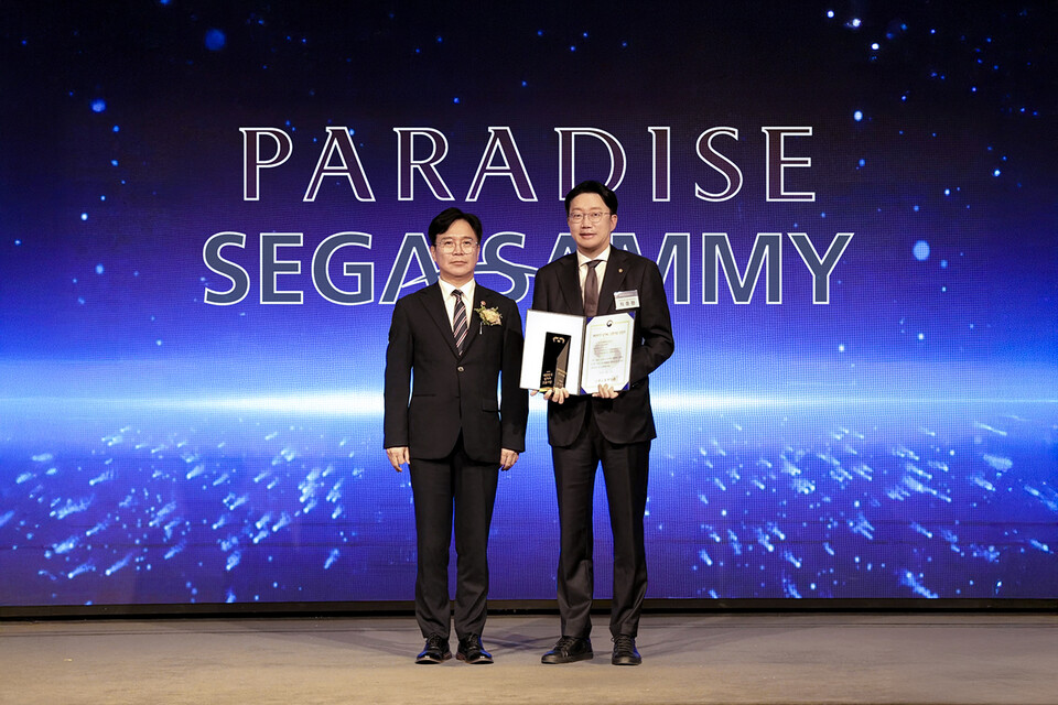 김영훈 고용노동부 장관과 최종환 ㈜파라다이스세가사미 대표이사(오른쪽). /파라다이스 제공