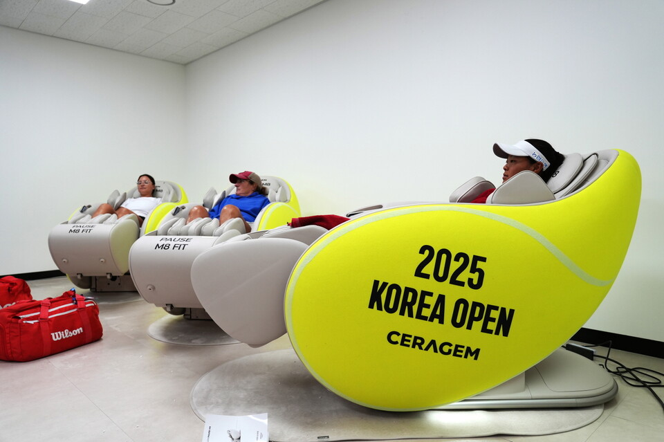 세라젬 파우제 M8 Fit을 체험하는 'WTA 500 코리아오픈 2025' 출전 선수들./세라젬
