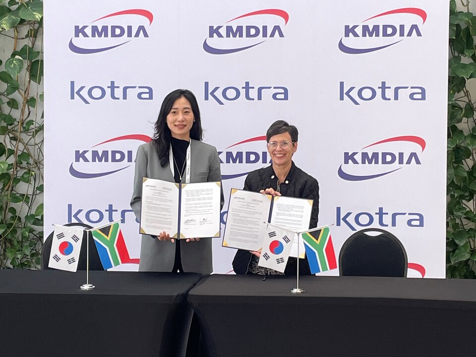 (왼쪽부터) 한지윤 한국의료기기산업협회 수출지원팀장, 사라 코헨 남아공체외진단협회 이사. /한국의료기기산업협회 제공