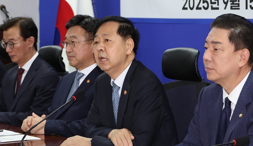 구윤철 부총리 겸 기획재정부 장관이 15일 서울 여의도 국회에서 열린 '추석 민생안정대책 당정협의'에서 주식양도세 부과 대상인 대주주 기준을 현행 50억원으로 유지하기로 했다고 밝히고 있다./연합뉴스