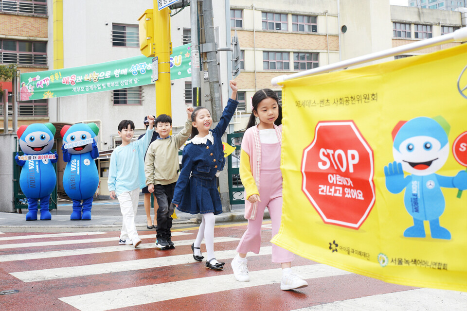 메르세데스-벤츠 사회공헌위원회가 행정안전부와 함께 ‘아이먼저’ 어린이 교통안전 라디오 캠페인을 진행했다./벤츠코리아