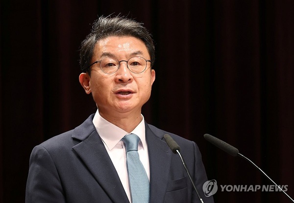 이억원 신임 금융위원장이 금융지주사 회장을 만나 생산적 금융, 소비자 중심 금융, 신뢰금융 등 세 가지를 강조했다. /연합뉴스