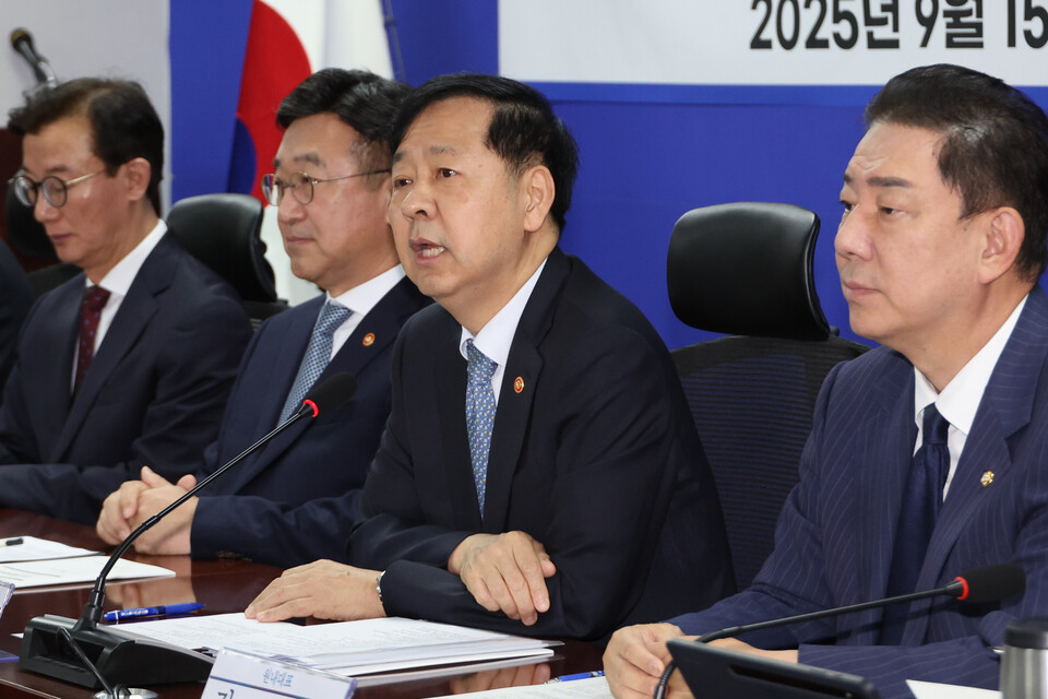 구윤철 부총리 겸 기획재정부 장관이 15일 서울 여의도 국회에서 열린 '추석 민생안정대책 당정협의'에서 주식양도세 부과 대상인 대주주 기준을 현행 50억원으로 유지하기로 했다고 밝히고 있다. /사진=연합뉴스