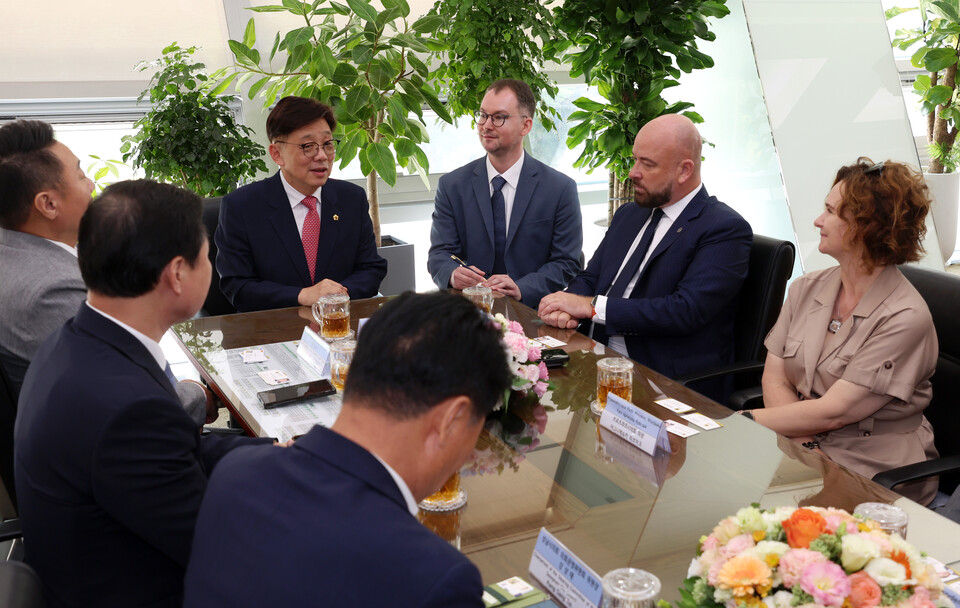 성남시의회(의장 직무대리 부의장 안광림)는 9월 15일 폴란드 브로츠와프시 대표단을 접견하고 양 도시 간 경제·문화·도시 발전 등 다양한 분야의 교류협력 방안을 논의했다./ 성남시의회 제공