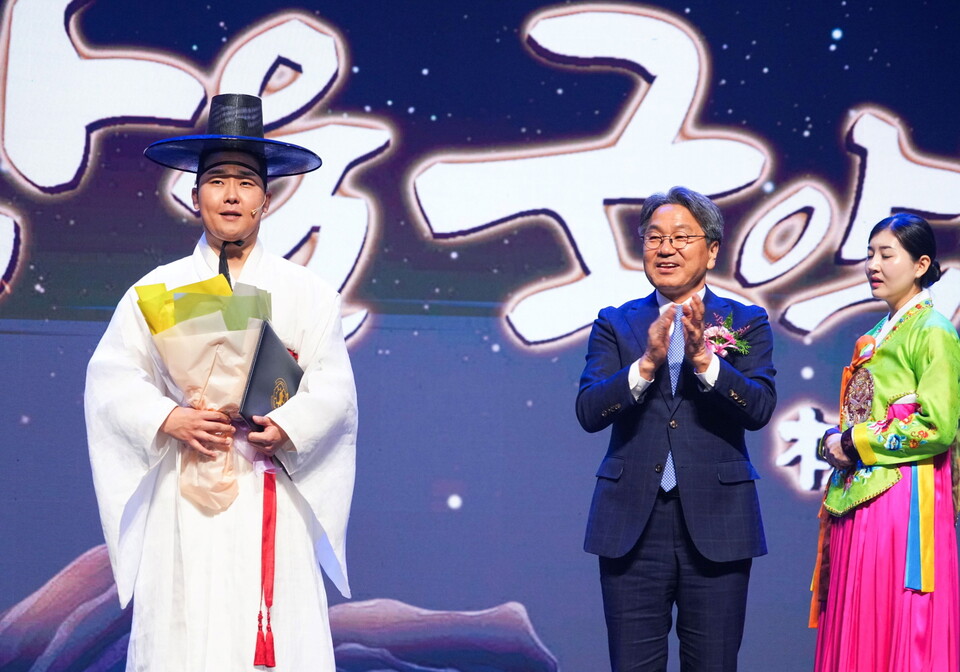 강기정 광주광역시장이 15일 오후 남구 빛고을시민문화관에서 열린 ‘제33회 임방울국악제 전국대회 본선 시상식’에 참석해 판소리 명창부 김정훈씨에게 대통령상을 수여하고 있다./사진=광주광역시