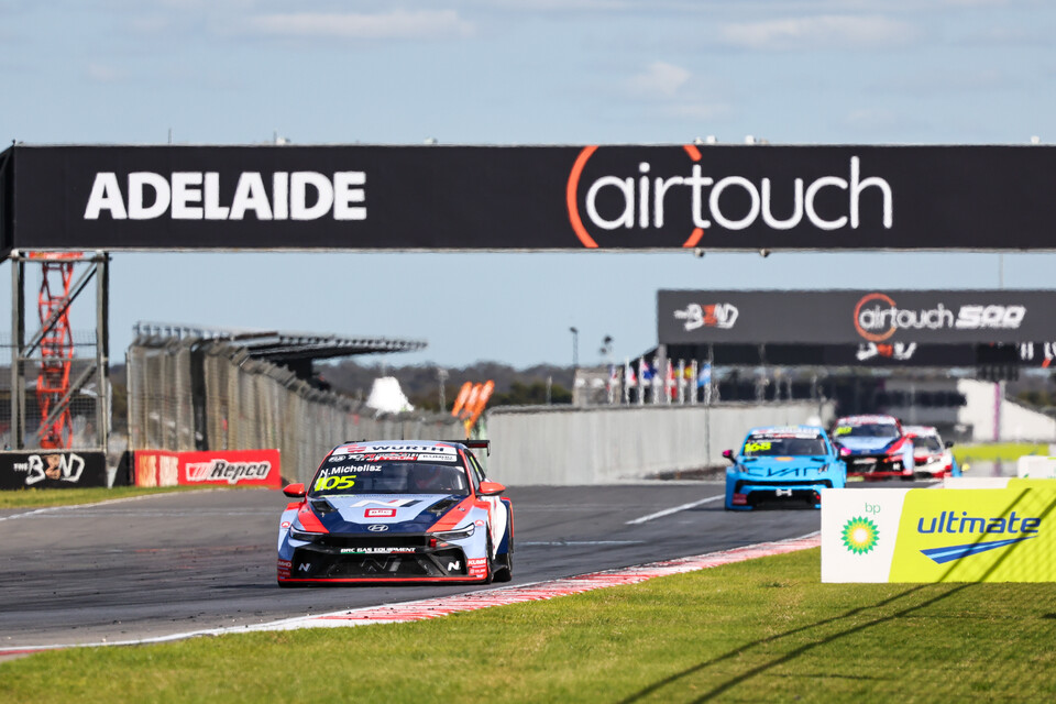 '2025 TCR 월드투어' 5라운드 호주 대회에서 현대자동차 '더 뉴 엘란트라 N TCR(국내명: 더 뉴 아반떼 N TCR)'이 주행하는 모습./현대자동차