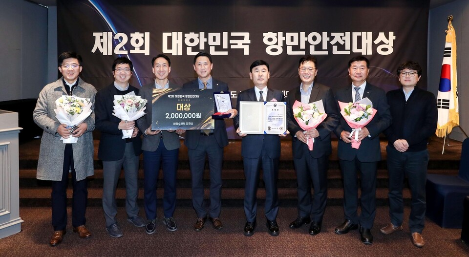 지난해 11월 26일 개최된 '제2회 항만안전대상' 시상식에서 대상인 해양수산부장관상을 수상한 한진 관계자들이 기념 촬영을 하고 있다./한진