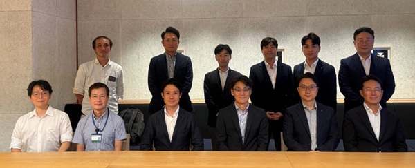 차대산 케이뱅크 CTO(앞줄 왼쪽 네번째)와 최재혁 케이뱅크 디지털자산TF장(뒷줄 왼쪽 네번째)을 비롯한 ‘팍스프로젝트’ 관계자들이 지난 10일 도쿄에서 진행된 팍스프로젝트 종료 보고회에서 기념 촬영을 하고 있다. /케이뱅크 제공