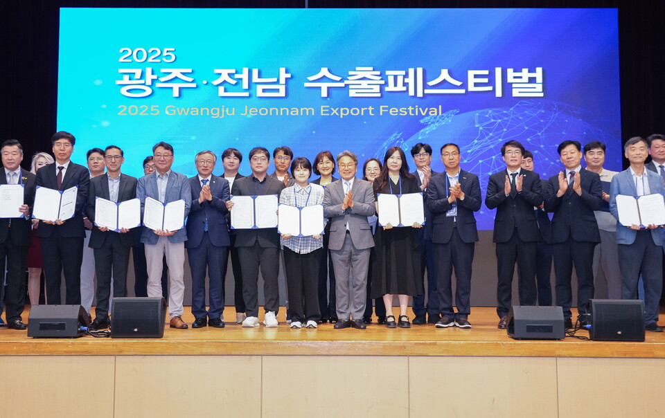 강기정 광주광역시장이 16일 오전 서구 김대중컨벤션센터에서 열린 '2025 광주·전남 수출 페스티벌'에 참석해 김영집 광주테크노파크 원장, 오익현 전남테크노파크 원장 등 내빈들과 기념촬영을 하고 있다./사진=광주광역시