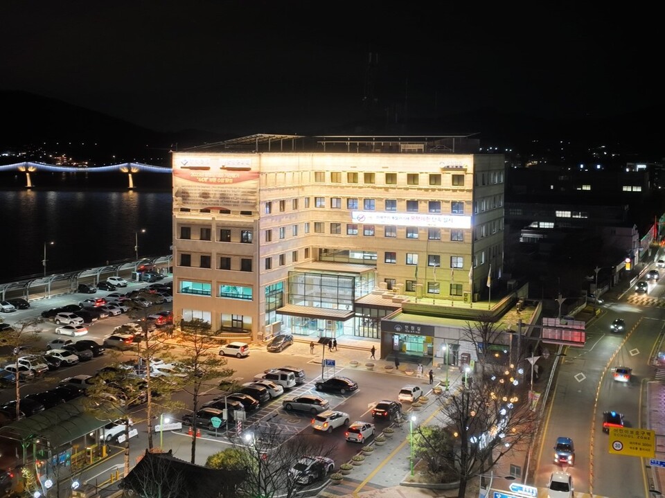 양평군(군수 전진선)은 ‘2025년 경기도 성인문해교육 시화전’과 ‘제21회 성인문해학습자 백일장 대회’에서 다수의 수상자를 배출했다고 16일 밝혔다./ 양평군 제공