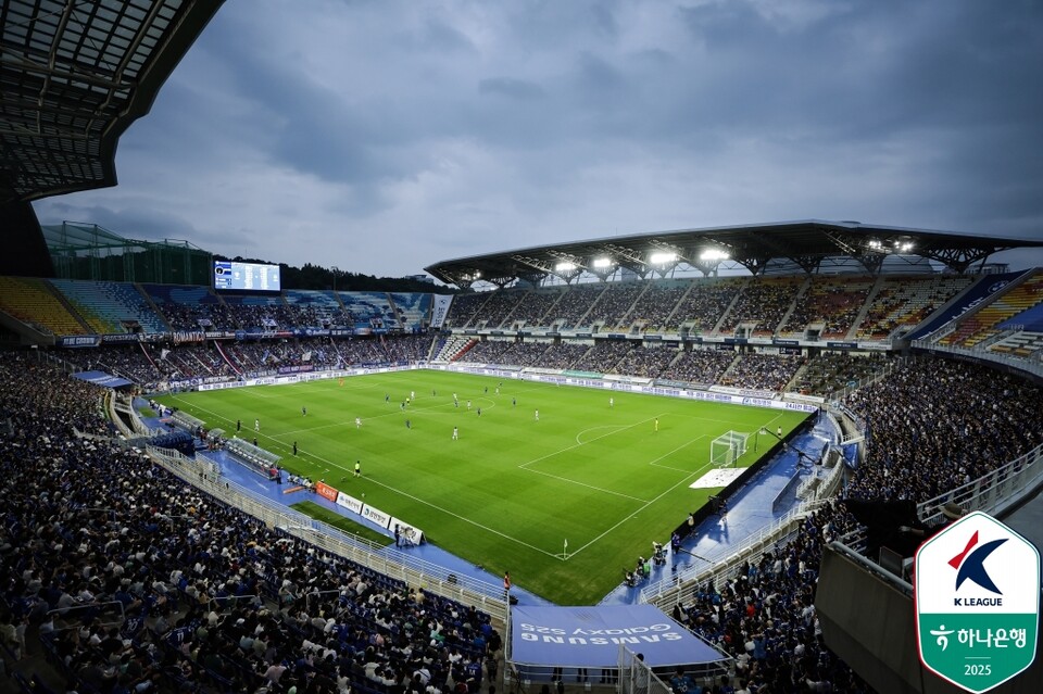 프로축구 K리그2(2부) 인천 유나이티드와 수원 삼성이 맞대결을 벌인 수원월드컵경기장 전경. /한국프로축구연맹 제공
