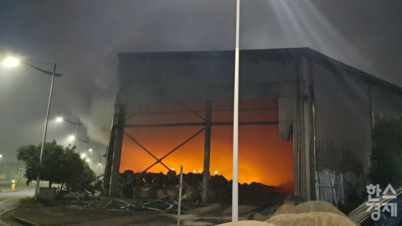 ▲광양항 배후단지 내 물류 보관창고 화재 (사진=광양환경운동연합)