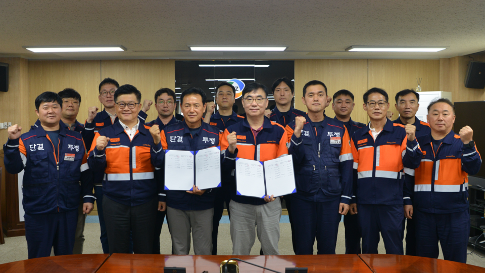 고려아연 정태웅 대표이사, 문병국 노조위원장, 김승현 온산제련소장(오른쪽 네 번째부터) 등 노사 관계자들이 지난 12일 '2025년 임금 및 단체교섭 협상'을 마무리하고 기념 촬영을 하고 있다./고려아연