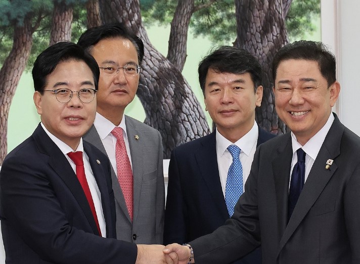 더불어민주당 김병기 원내대표, 국민의힘 송언석 원내대표가 10일 서울 여의도 국회에서 회동을 갖고 있다. /연합뉴스