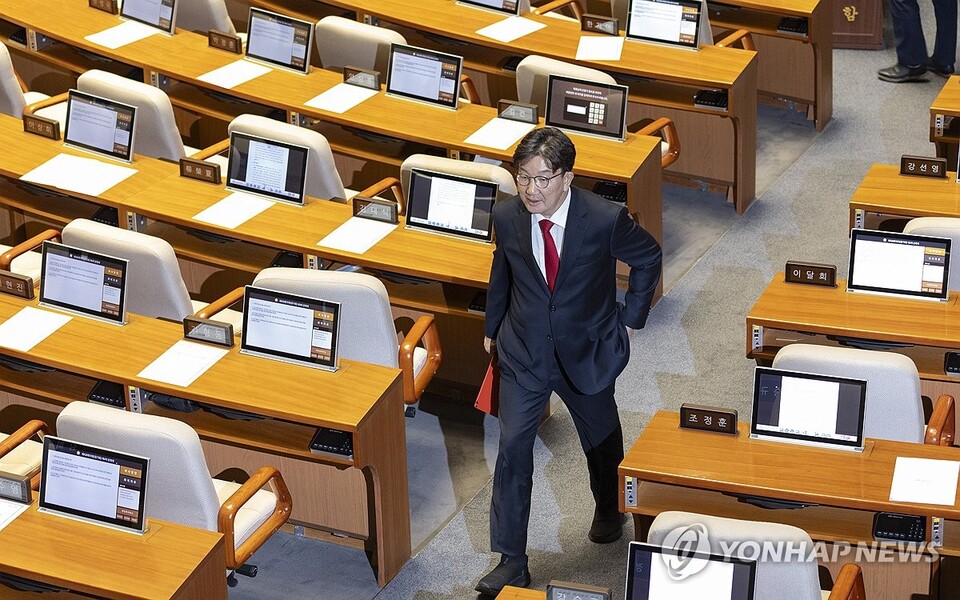 국민의힘 권성동 의원이 11일 국회에서 열린 본회의에서 본인의 체포동의안에 투표를 마친 뒤 이동하고 있다. /연합뉴스