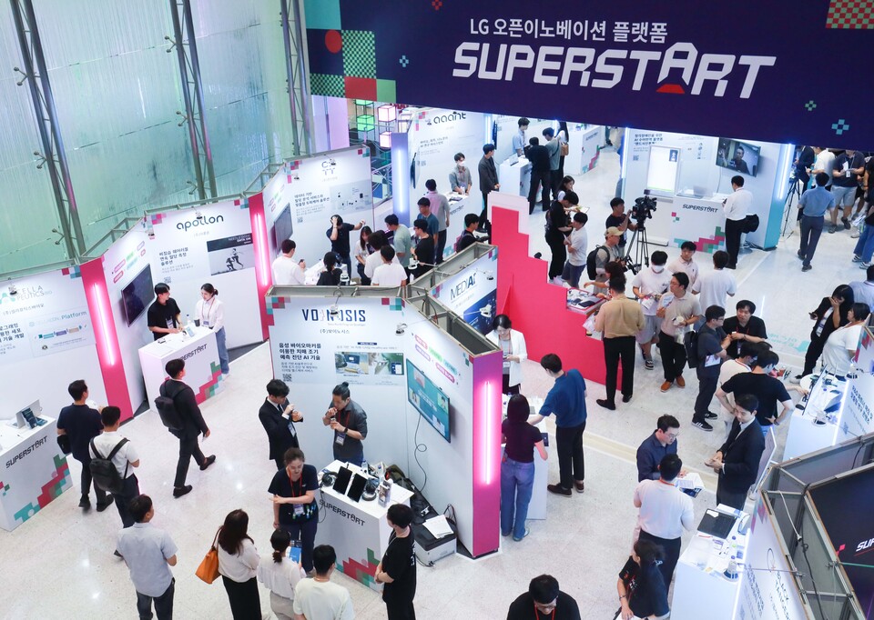 LG는 17일부터 이틀간 마곡 LG사이언스파크에서 스타트업 발굴·육성 행사인 ‘슈퍼스타트 데이 2025’를 개최한다. 사진은 '슈퍼스타트 데이 2024' 행사장 모습./LG
