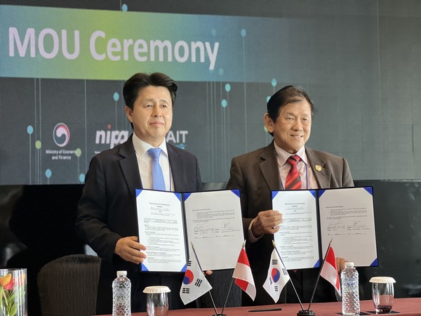 한준섭 지미션 대표이사(왼쪽)와 프로페스타마 인터내셔널(Professtama International) 사니 수하를리(Dr. Ir. Sanny Suharli) 회장이 협약을 맺은 후 기념 촬영을 하고 있다. /지미션