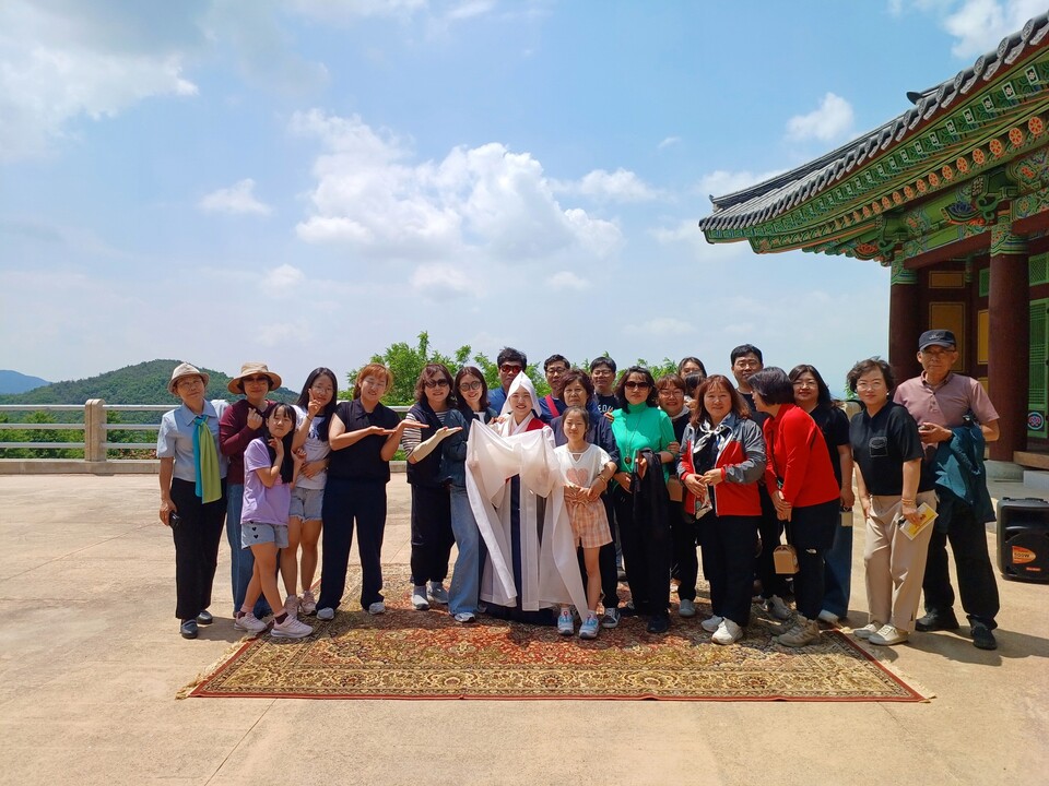 해시태그 부석사 관광객 단체사진. 사진=영주시 제공