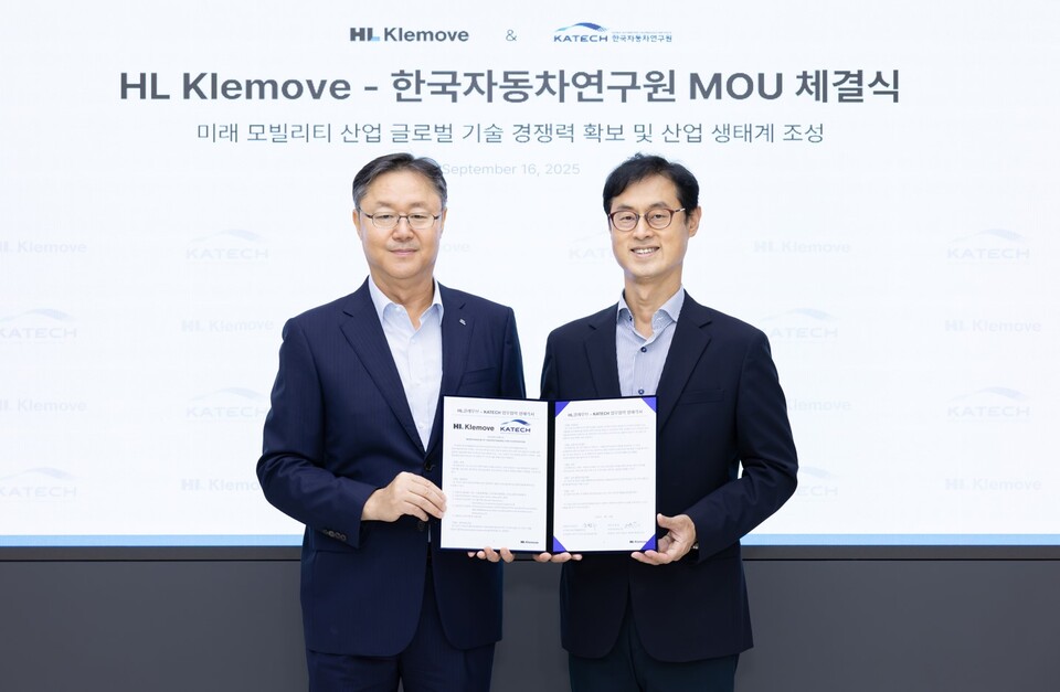 (왼쪽부터) 윤팔주 HL클레무브 사장과 진종욱 한국자동차연구원 원장이 협약식에서 기념 촬영을 하고 있다./HL그룹
