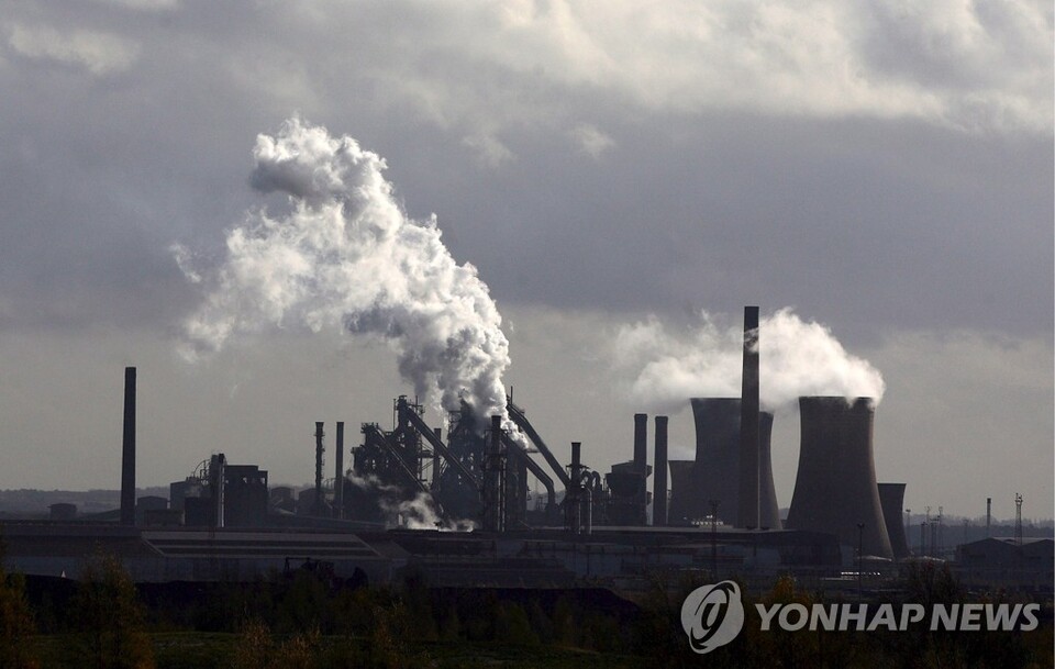 한국의 PCAF 가입 현황의 경우 국내 금융지주 등 22곳이 가입했고, 이 가운데 8곳이 공시까지 마친 상태다.  사진은 영국 제철공장. 기사내용과 직접적 관련 없음. / 연합뉴스