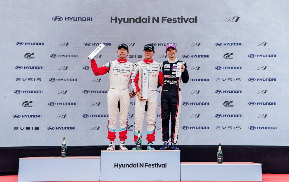 2025 현대 N페스티벌 eN1 클래스 3라운드 포디움 시상. 왼쪽부터 노동기, 이창욱, 김규민./ 현대N페스티벌