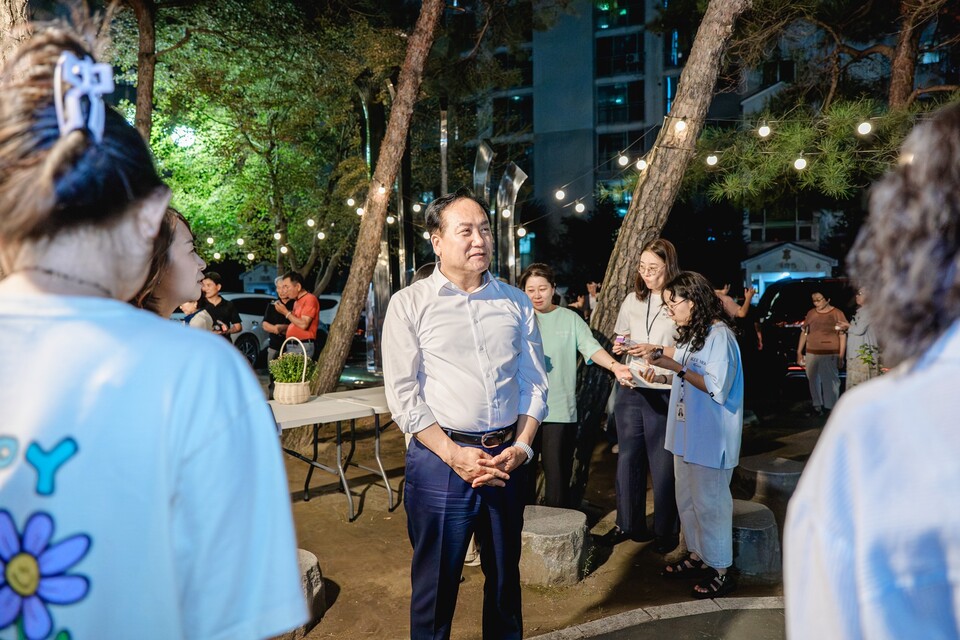 오산시(시장 이권재)는 민선8기 도시경관 중점사업으로 추진 중인 공동주택 야간경관조명 설치 보조금 지원사업(야간경관조명사업)이 가시적 성과를 내고 있다고 16일 밝혔다./ 오산시 제공