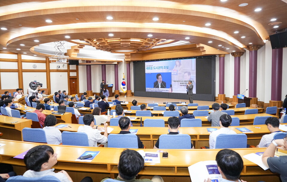 강기정 광주광역시장이 17일 오전 서울 여의도 국회의원회관 제1소회의실에서 열린 'AI모빌리티 신도시 구상 국회 정책토론회'에 참석해 '광주 미래 모빌리티 특화도시 조성'을 주제로 발표하고 있다./사진=광주광역시