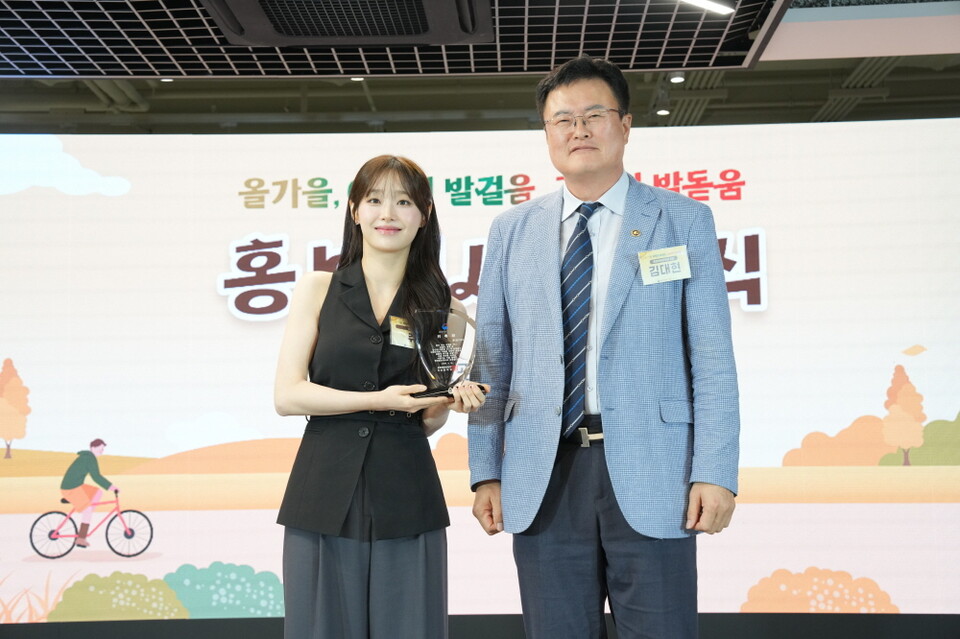 김대현 문화체육관광부 제2차관(오른쪽)과 '여행가는 가을' 캠페인 홍보대사인 가수 츄가 16일 서울 중구 하이커그라운드에서 열린 민관 합동 선포식에서 기념 촬영을 하고 있다. /한국관광공사 제공