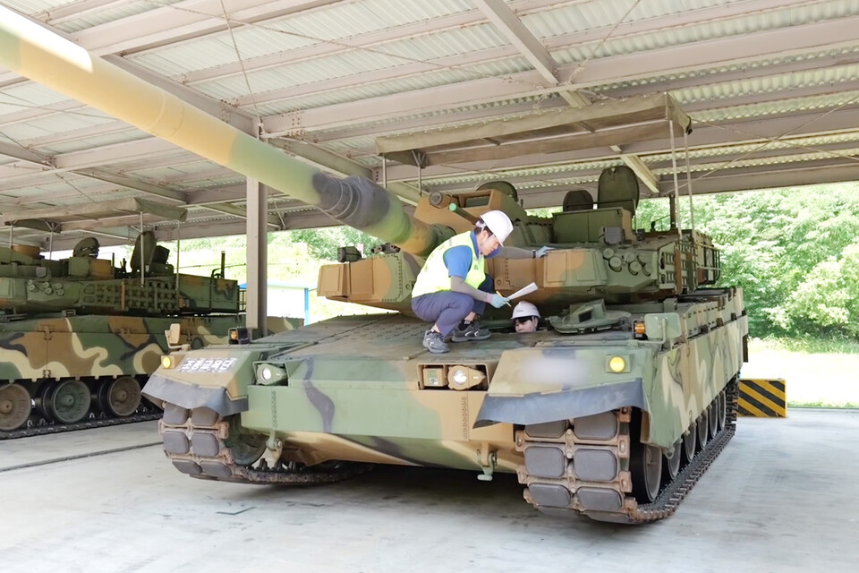 현대로템 관계자가 최근 전남 장성군에 위치한 육군 기계화학교를 방문해 K2 전차 장비 점검을 진행하고 있다./현대로템