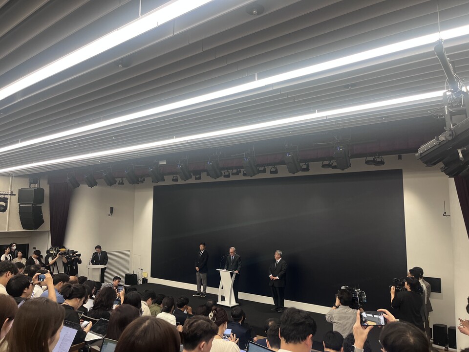 KT가 최근 일어난 소액결제 침해사고에 대해 처음으로 입장을 발표했다. 가운데가 김영섭 KT 대표이사./박정현 기자