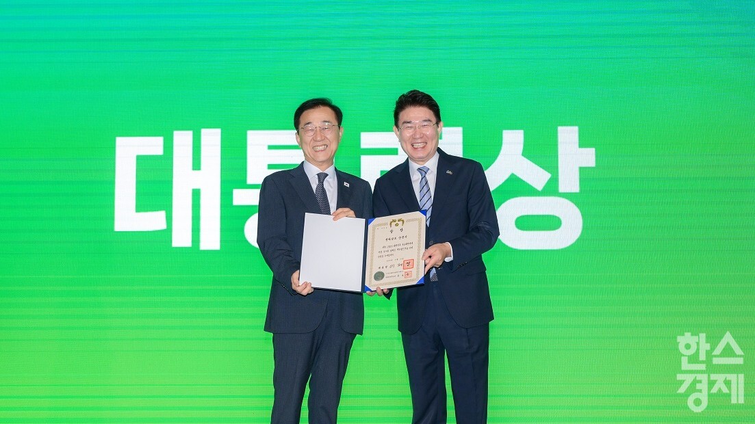 ▲노관규 순천시장이 18일 서울 콘래드호텔에서 열린 '2025 대한민국 국토대전' 시상식에서 대통령상 수상을 기념해 김윤덕 국토교통부 장관과 기념사진을 촬영하고 있다. (사진=순천시)