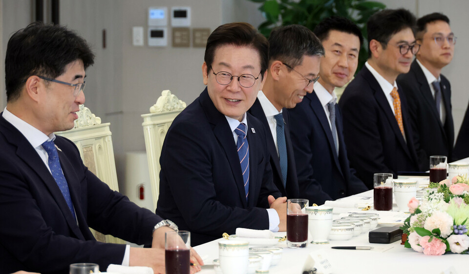 이재명 대통령이 18일 용산 대통령실에서 증권사 리서치센터장들과 오찬 간담회 중 발언하고 있다. 사진=연합뉴스