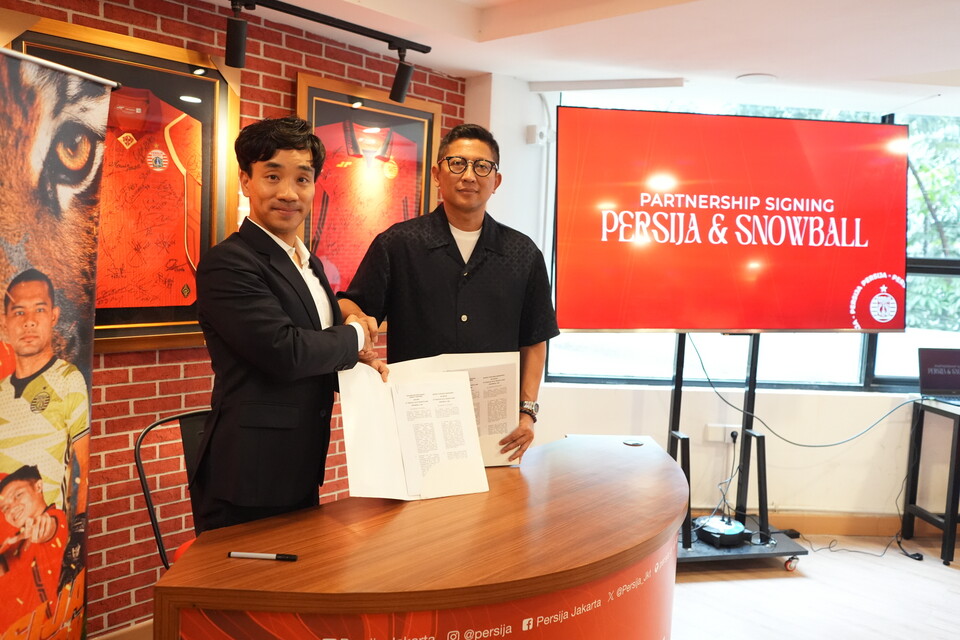 구자경 공동대표(좌)와 페르시자 자카르타 모하마드 프라판차 디렉터(우)가 페르시자 자카르타 구단 사무실에서 계약서에 서명 후 기념촬영을 하고 있다. /스노볼 제공