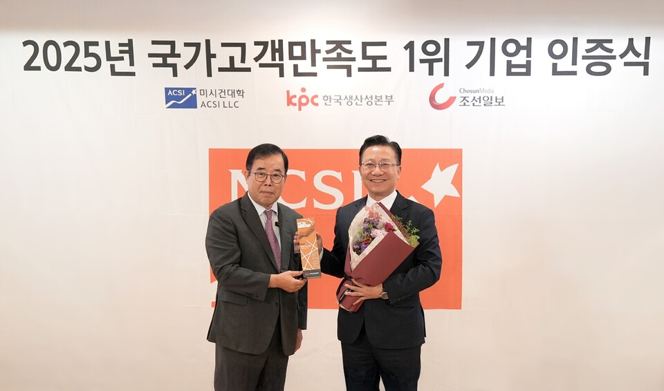 (왼쪽부터)박성중 한국생산성본부 회장, 문호상 웅진프리드라이프 대표이사./웅진프리드라이프