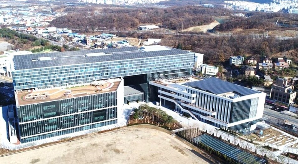 지난 2018년 제로에너지건축물 1호로 본인증을 받은 판교 제2테크노파크 기업지원허브 전경/국토교통부 제공 