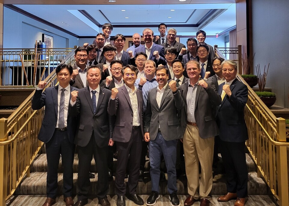 한국전력 관계자들이 미국 애틀랜타에서 열린 ‘원자력 에너지 컨퍼런스&엑스포’(NECX 2025)에서 원전 관계자들과 기념촬영을 하고 있다./한국전력 제공