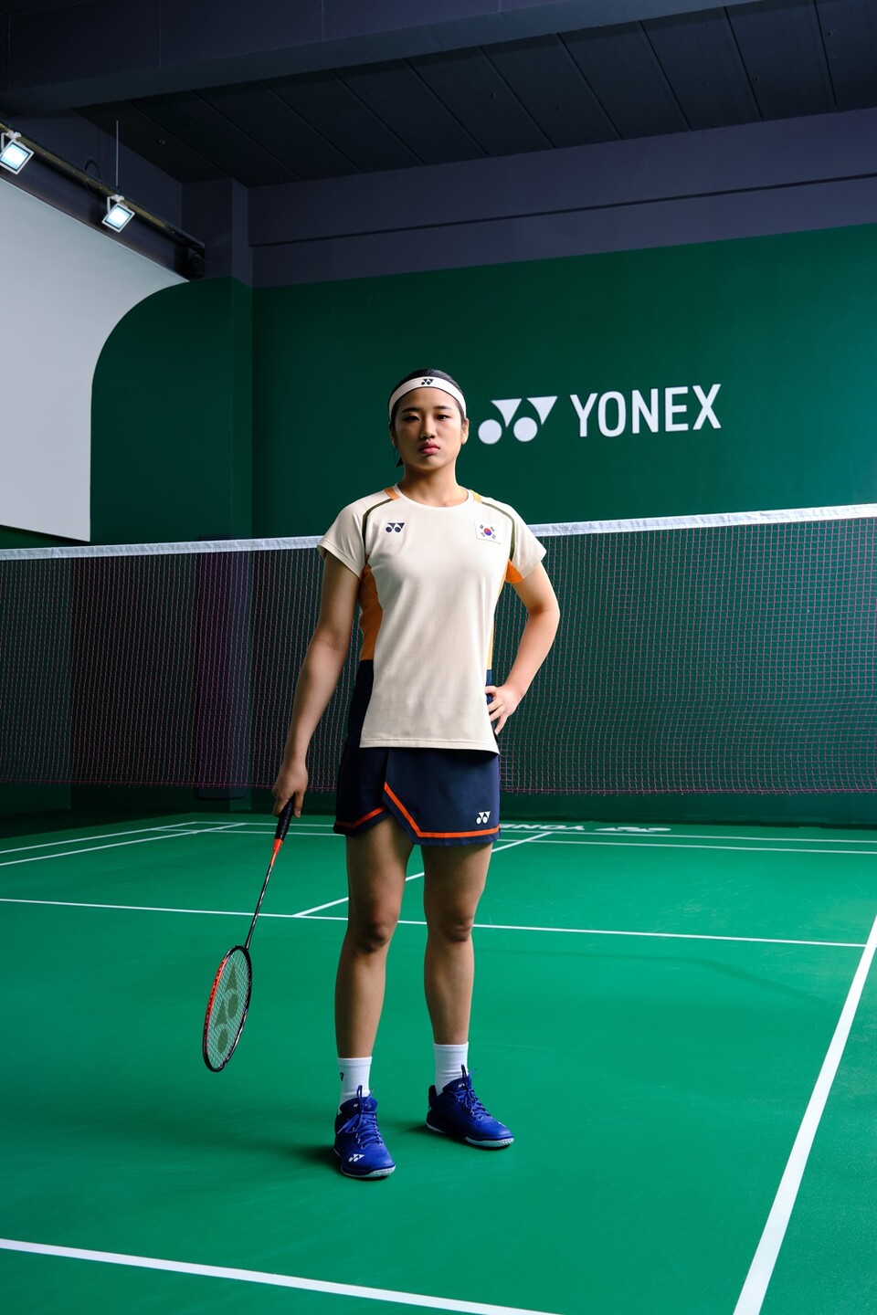 안세영이 요넥스 제품을 착용한 뒤 촬영에 임하고 있다. /요넥스코리아 제공