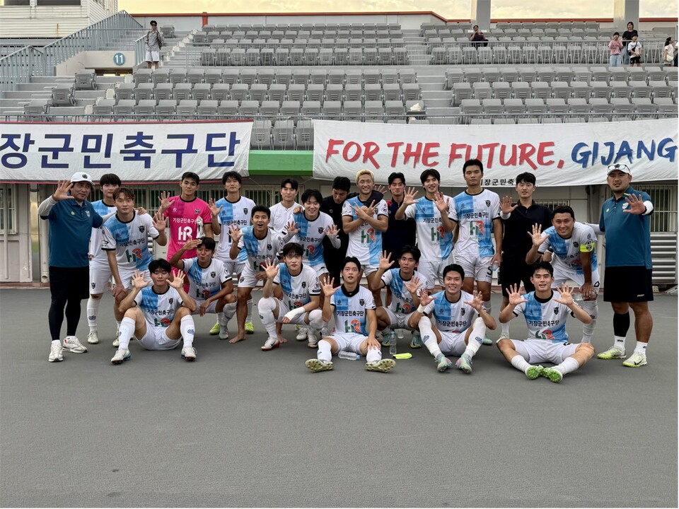 평택시티즌FC와 기장군민축구단 선수들이 기념 사진을 촬영. 사진=부산 기장군 제공