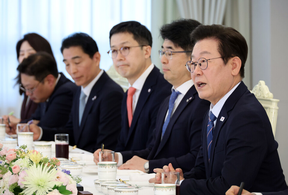 이재명 대통령이 18일 용산 대통령실에서 증권사 리서치센터장들과 오찬 간담회를 하고 있다. /사진=연합뉴스