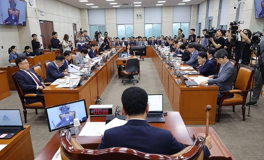 17일 서울 여의도 국회에서 열린 행정안전위원회 전체회의에서 신정훈 위원장이 의사봉을 두드리고 있다./연합뉴스