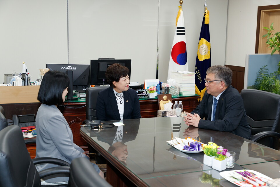 강원경 여의도성모병원 신임 병원장이 영등포구의회와 지역사회 의료 현황에 대한 의견을 공유했다./여의도성모병원 제공