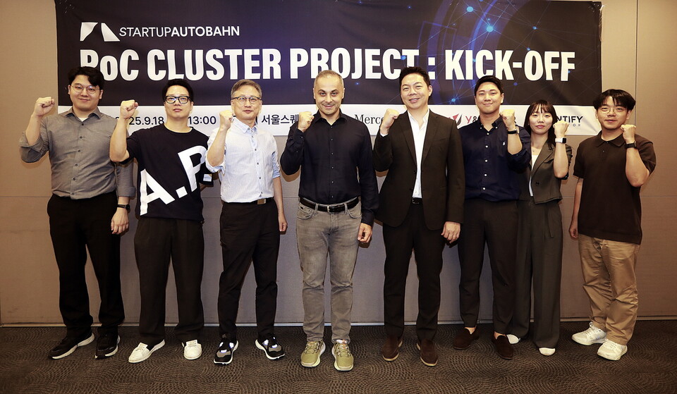 스타트업 아우토반 코리아 2025 통해 선정된 스타트업 담당자 및 관계자들과 기념 촬영하고 있는 컬삿 카르탈 메르세데스-벤츠 R&D 코리아 센터장(왼쪽에서 네번째)./메르세데스-벤츠 코리아