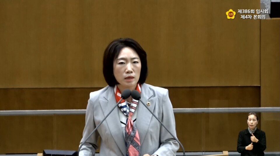 이 의원은 조례 개정의 구체적 내용도 설명했다. 상·하반기 각 1회 이상 배분, 하반기 배분은 11월까지 완료하도록 정례적 시기를 명확히 규정하는 것이 핵심이며, 도지사의 긴급 수요 대응 권한은 그대로 보장된다는 점도 강조했다./ 경기도의회 생중계 화면 캡쳐