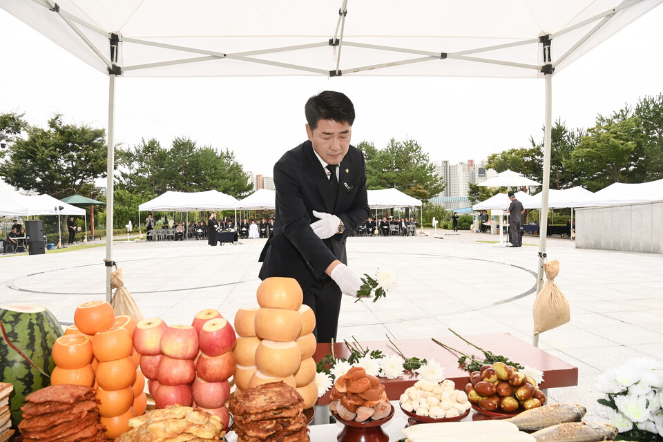 배정수 의장은 추도사에서 “조국의 자유와 평화를 위해 생명을 바치신 호국영령 앞에 깊은 경의와 감사를 드린다”며 “순국선열들의 숭고한 희생과 헌신을 잊지 않고 끝까지 기억하겠다”고 밝혔다./ 화성특례시의회 제공